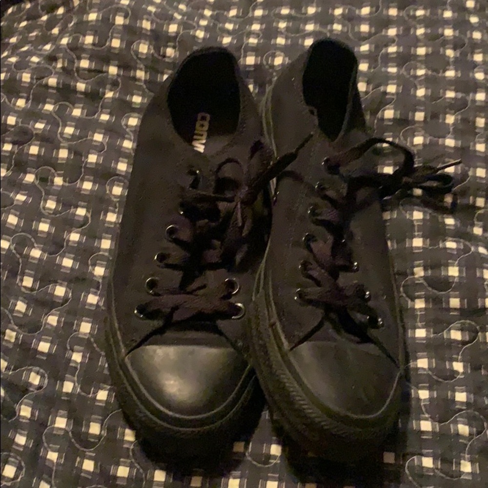 Black Converse- Men’s size 5, Women’s size 7.